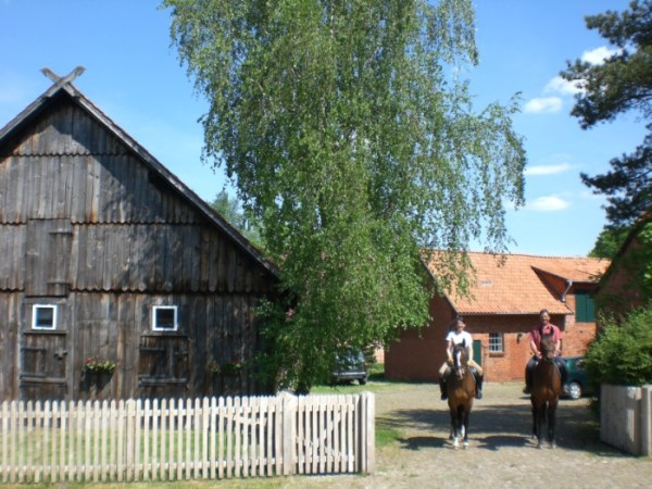 Joachim und Jasmin mit Pferden